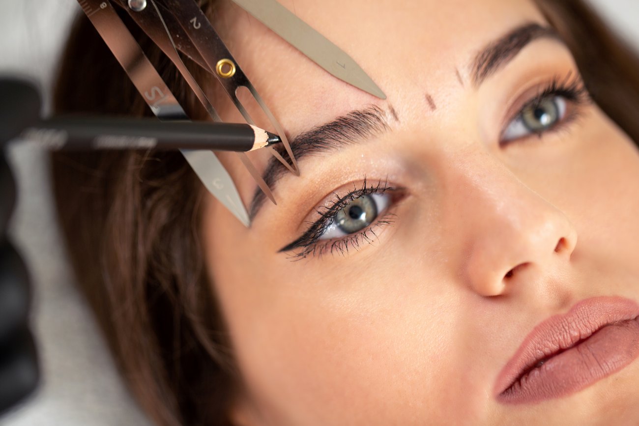 Vergiss Microblading Nanoblading ist der neue AugenbrauenTrend 2022