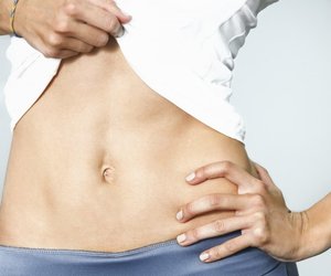 Flacher Bauch ohne Diät und Sport? So funktioniert es!
