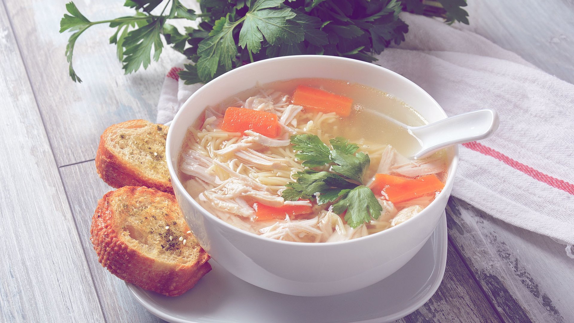Hühnersuppe bei Erkältung: Dieses einfache Rezept macht dich wieder fit