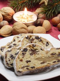 Christstollen backen ist nicht einfach. Christstollen backen ist nicht einfach.