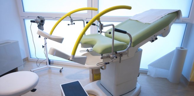 Die Gebärmutterspiegelung kann inzwischen meist schon ambulant durchgeführt werden und dauert nur wenige Minuten. Die Gebärmutterspiegelung kann inzwischen meist schon ambulant durchgeführt werden und dauert nur wenige Minuten.