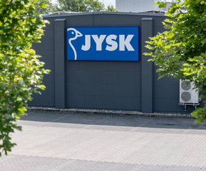 Balkon-Highlight: Die hängende Solarlampe von Jysk sorgt für stimmungsvolles Licht am Abend