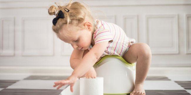 Sauberkeitserziehung: Kleinkind sitzt auf dem Töpchen