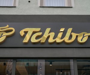 Leseratten aufgepasst: In diesem Sessel mit Hocker von Tchibo machst du es dir richtig bequem
