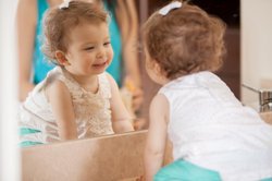 Baby, 5 Monate, vor Spiegel. Baby, 5 Monate, vor Spiegel.