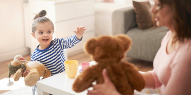 Rollensoiele: Mädchen spielt mit seiner Mutter mit Kuscheltieren Rollensoiele: Mädchen spielt mit seiner Mutter mit Kuscheltieren