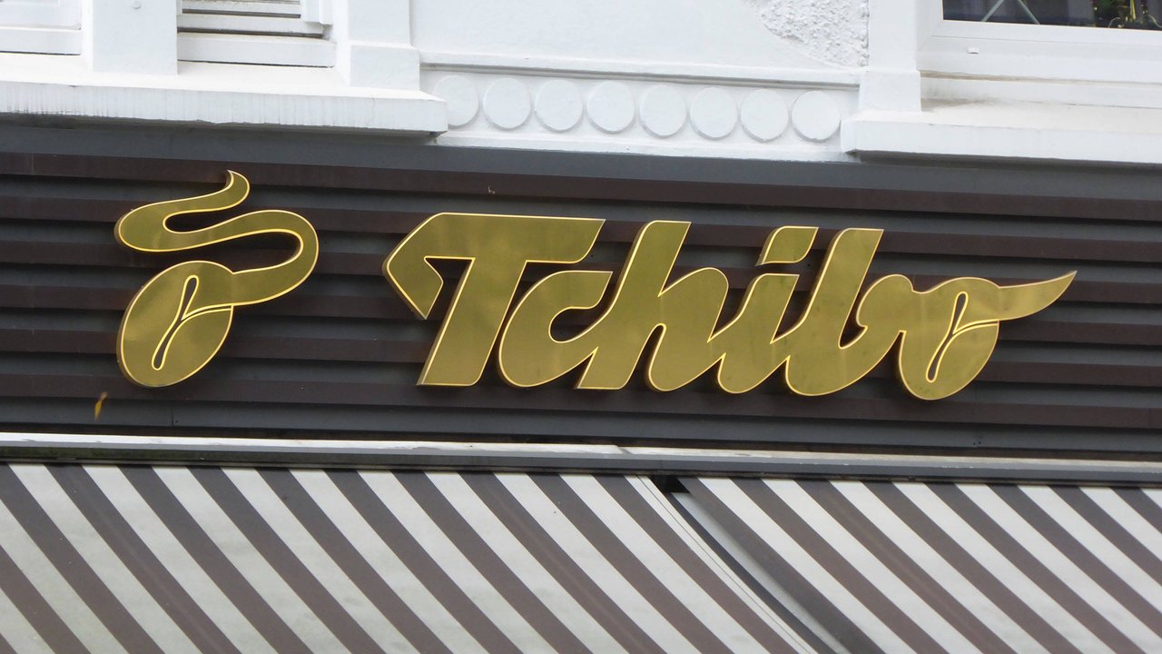 Diese Stehleuchte von Tchibo vereint Funktionalität mit Stil.