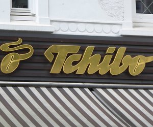 Für deinen Balkon unverzichtbar: Die Tchibo-Solarleuchte mit praktischem Tisch