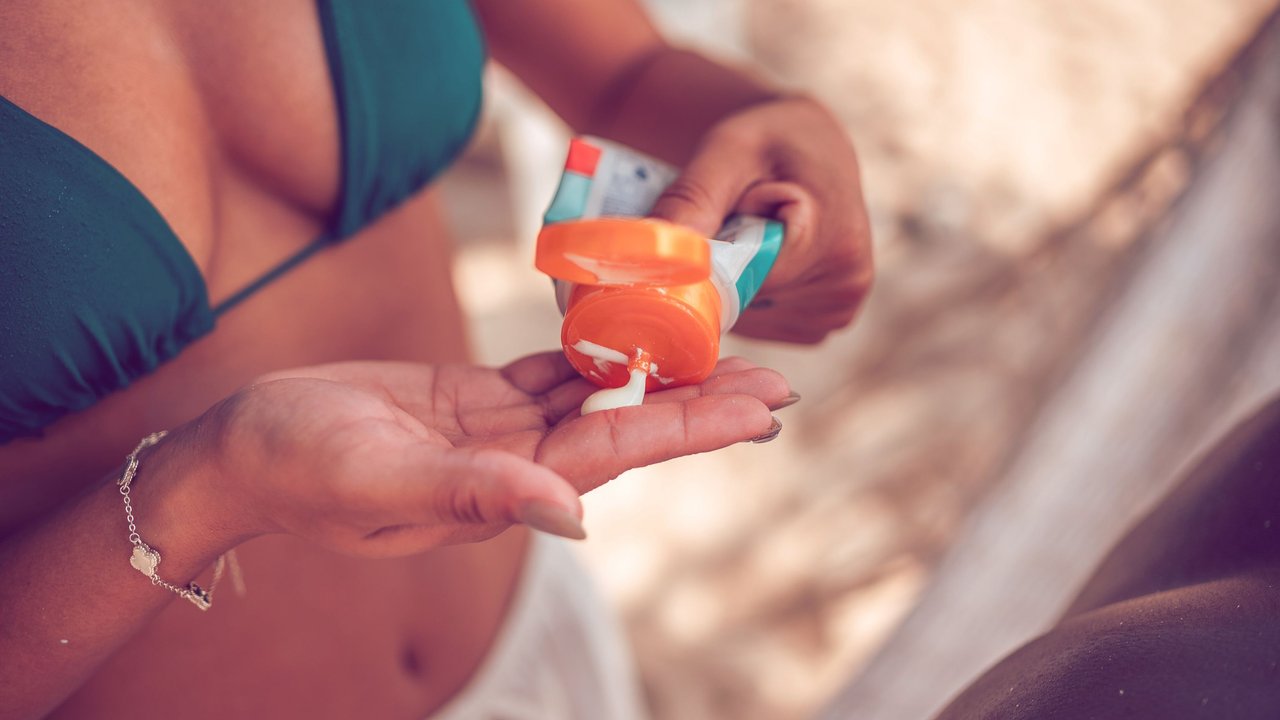 Sonnencremeflecken auf Kleidung: So wirst du sie wieder los – und verhinderst, dass sie entstehen
