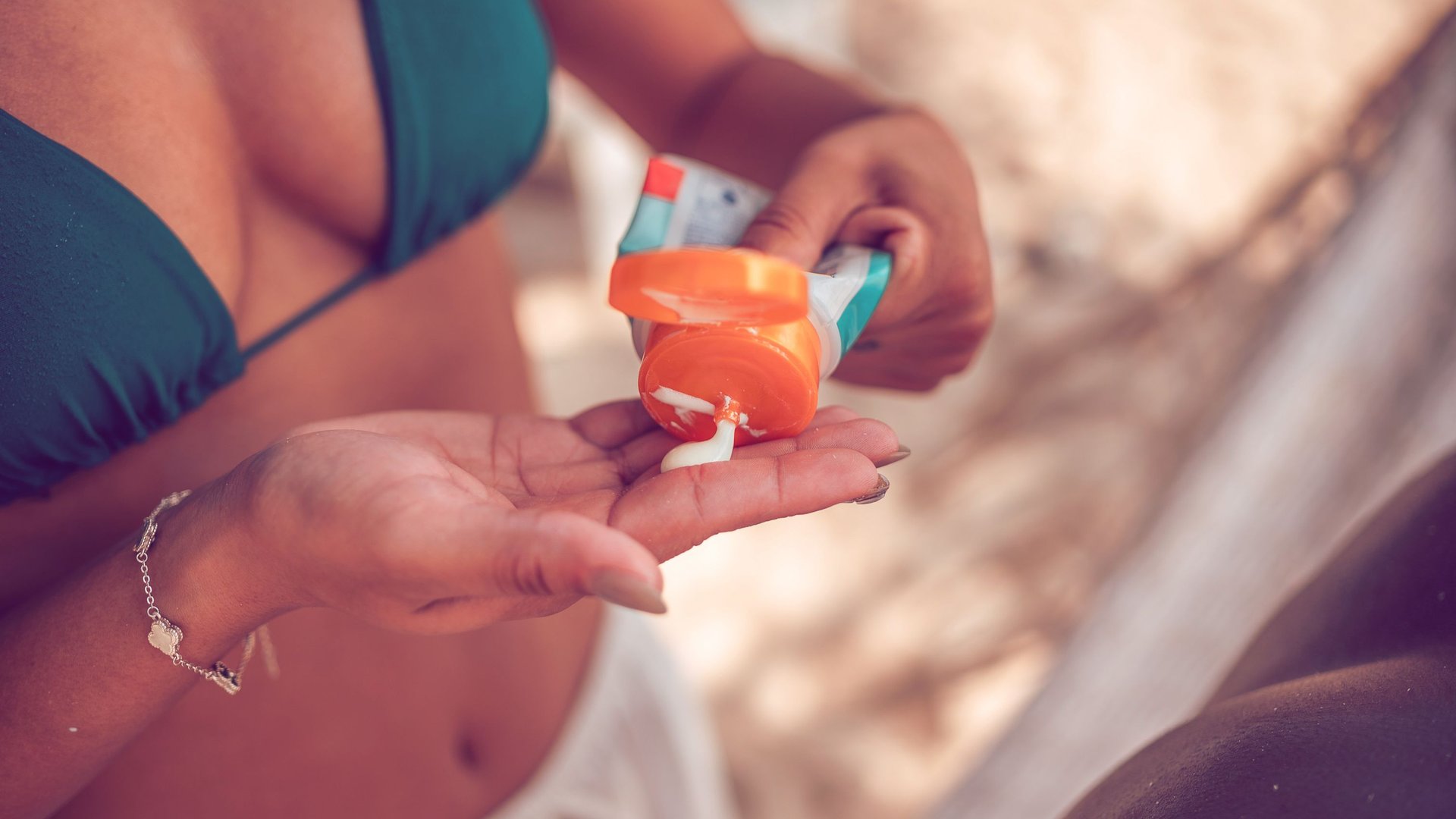 Sonnencremeflecken-auf-Kleidung-So-wirst-du-sie-wieder-los-und-verhinderst-dass-sie-entstehen