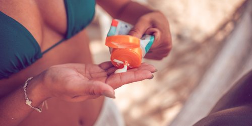 Sonnencremeflecken auf Kleidung: So wirst du sie wieder los – und verhinderst, dass sie entstehen