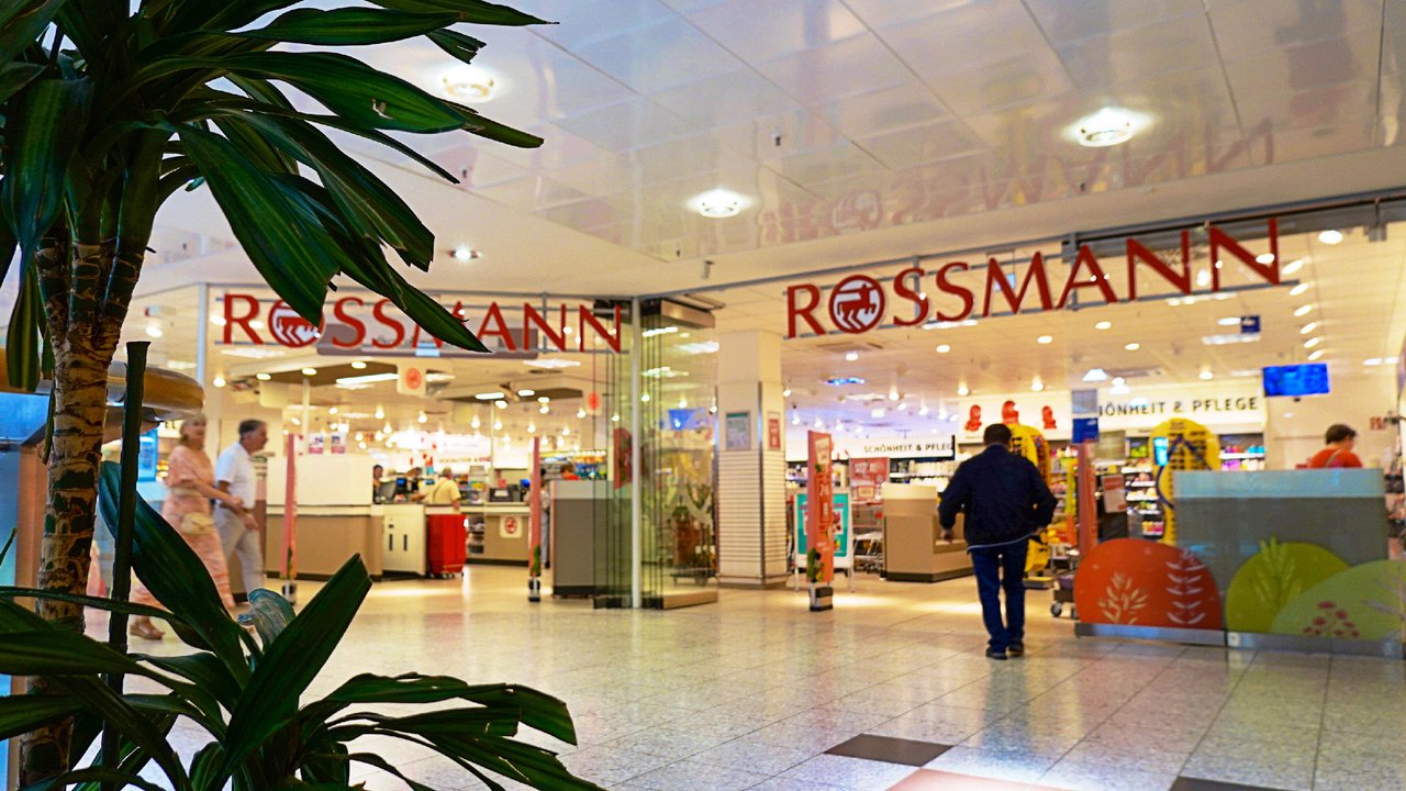 Bei Rossmann bekommst du jetzt den perfekten Lidschatten für die warmen Tage.