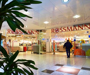 Dieses beliebte Rossmann-Produkt ist perfekt für schimmernde Make-up-Looks