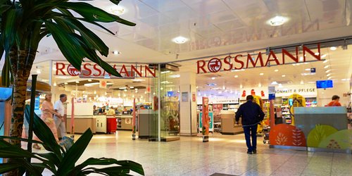 Dieses beliebte Rossmann-Produkt ist perfekt für schimmernde Make-up-Looks