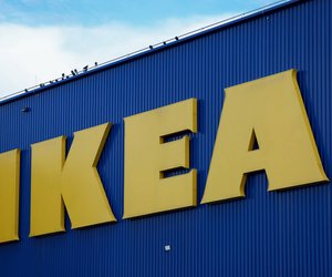 In jedem Wohnzimmer schick: Die schwarzblaue Vitrine von Ikea setzt Akzente