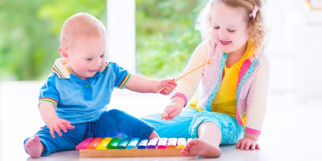 Babymusik: Geschwister spielen Xylophon Babymusik: Geschwister spielen Xylophon