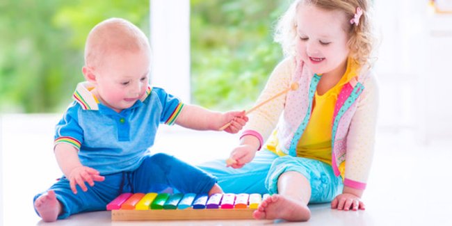 Babymusik: Geschwister spielen Xylophon