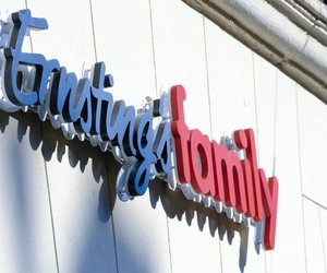 Geflochtene Optik: Der große Dekokorb von Ernsting's family bringt sommerliche Vibes auf den Esstisch