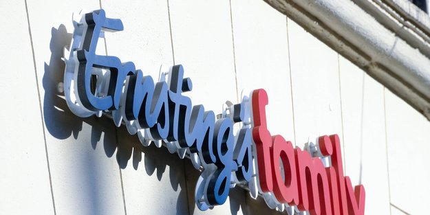 Natürlicher Charme: Der Dekokorb von Ernsting's family zaubert Sommerfeeling auf den Esstisch