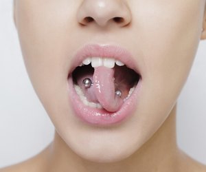 Zungenbändchenpiercing: Stich unter der Zunge