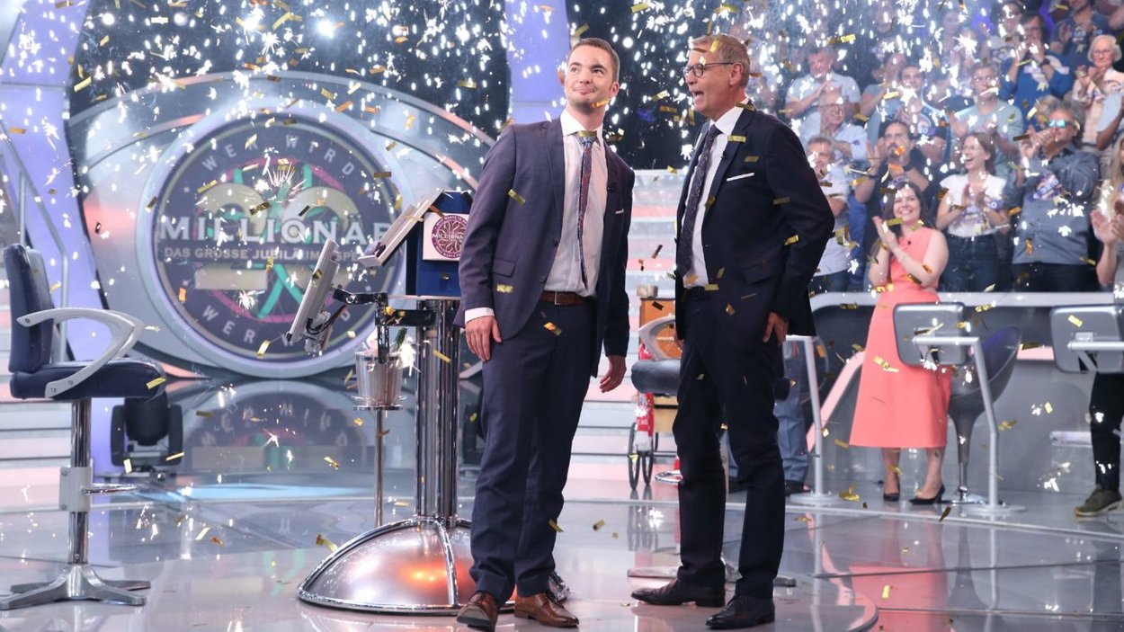20 Jahre Wer wird Millionär? Das große Jubiläums-Special Moderator Günther Jauch mit Jan Stroh 20 Jahre Wer wird Millionär? Das große Jubiläums-Special Moderator Günther Jauch mit Jan Stroh