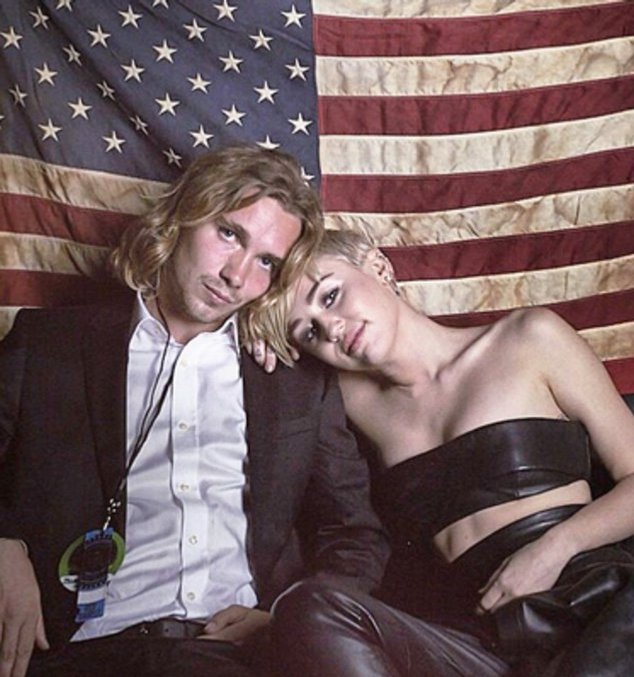 Miley Cyrus veröffentlichte ein Bild mit Jesse Helt auf Instagram Miley Cyrus veröffentlichte ein Bild mit Jesse Helt auf Instagram