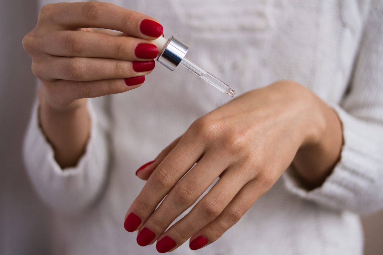 Frau testet Serum Frau testet Serum