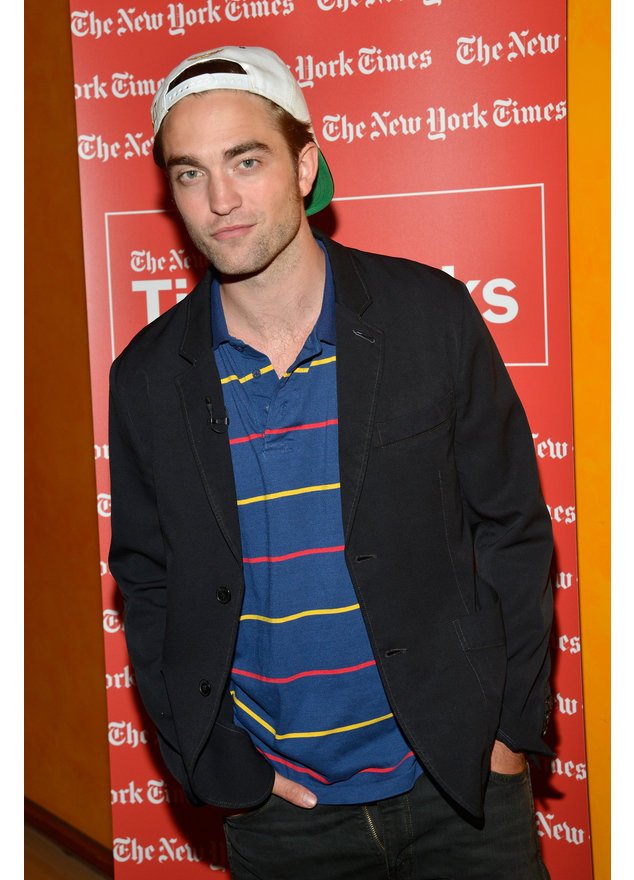 Robert Pattinson mit Kappe und Streifenshirt. Robert Pattinson mit Kappe und Streifenshirt.