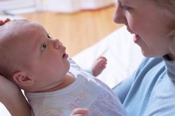 Baby, 1 Monat, mit Mutter. Baby, 1 Monat, mit Mutter.