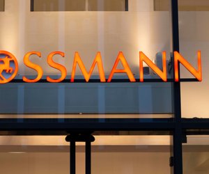 Diese beigefarbene Tischleuchte von Rossmann holt sich jeder für den Balkon