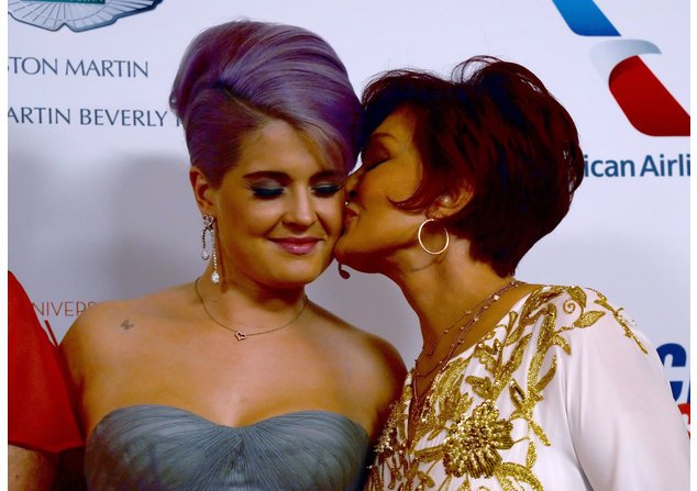 Sharon Osbourne küsst Tochter Kelly Sharon Osbourne küsst Tochter Kelly