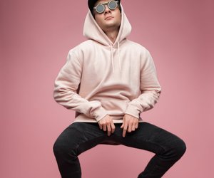 Manspreading: Müssen Männer wirklich so sitzen?