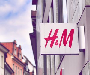 H&M: Jetzt gibt es diese Wahnsinns-Miniröcke für den Herbstbeginn