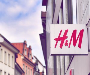 H&M: Jetzt gibt es diese Wahnsinns-Miniröcke für den Herbstbeginn