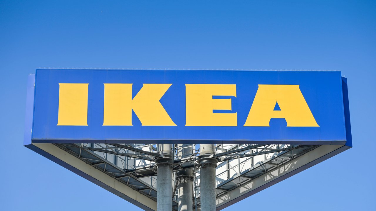 Ikea hat mit der roten Vitrine einen weiteren Hingucker im Sortiment.