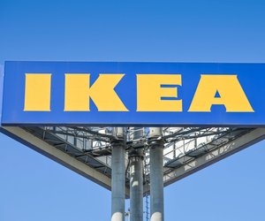 Schnäppchen bei Ikea: Diese rote Vitrine mit 3 Schubladen ist ein wahrer Hingucker