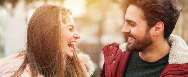 6 clevere Flirt-Tricks: So bekommst du ihn!