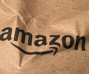 Dieser beigefarbene Stoffsessel von Amazon peppt dein Wohnzimmer auf