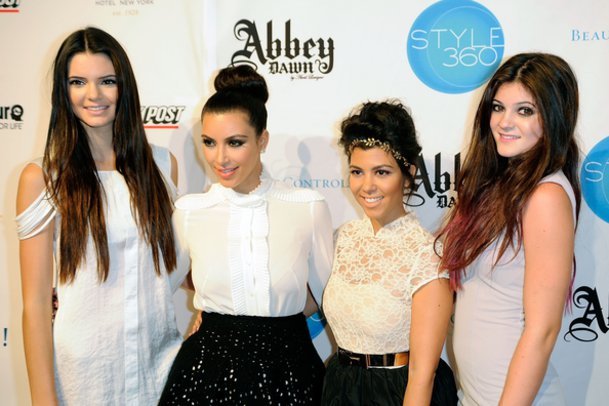 Kim Kardashian mit ihren Halbschwestern. Kim Kardashian mit ihren Halbschwestern.