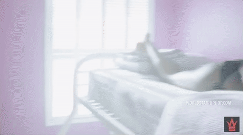 Frau liegt auf bett Frau liegt auf bett