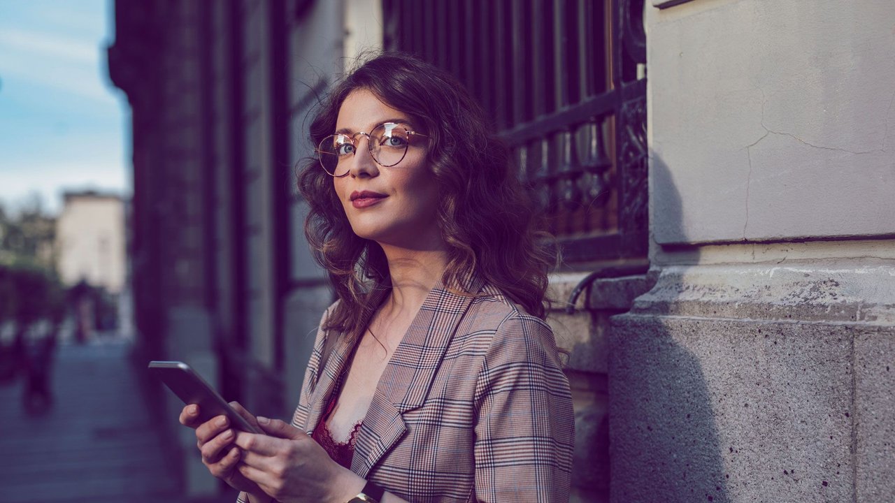 Finanzierungsberatung Frau Handy Brille