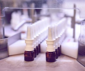 Bald erhältlich: Neues Corona-Nasenspray soll die Krankheitszeit halbieren